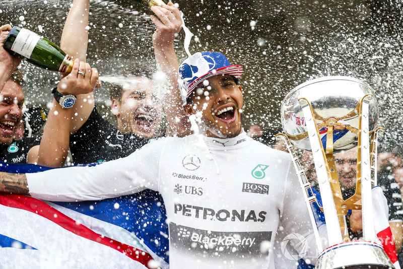 Lewis Hamilton, Mercedes AMG, fête son troisième titre de Champion du monde