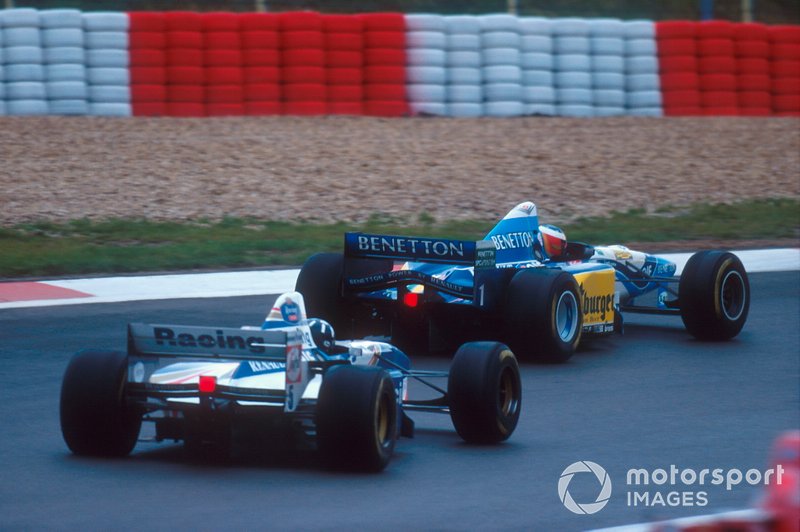 Michael Schumacher, Benetton B195  leads Damon Hill, Williams FW17B