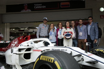 Tatiana Calderon, pilota collaudatrice, Sauber C37, con la famiglia