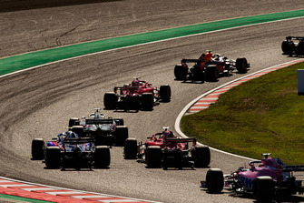 Max Verstappen, Red Bull Racing RB14, devant Kimi Raikkonen, Ferrari SF71H, Romain Grosjean, Haas F1 Team VF-18, Sebastian Vettel, Ferrari SF71H, Pierre Gasly, Scuderia Toro Rosso STR13, et Brendon Hartley, Toro Rosso STR13, au départ