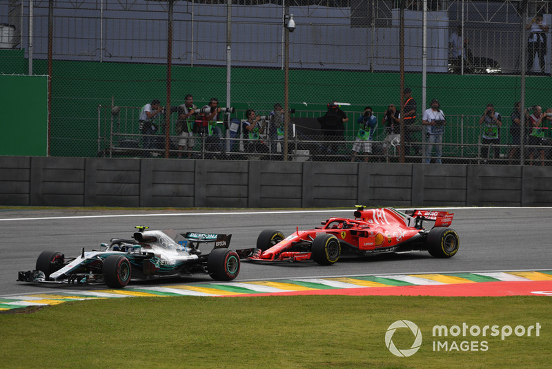 Valtteri Bottas, Mercedes-AMG F1 W09 y Kimi Raikkonen, Ferrari SF71H