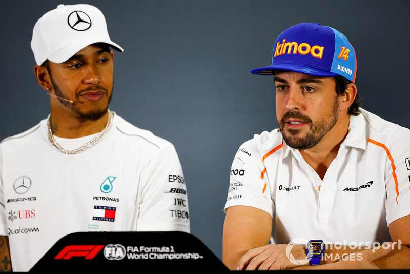 Fernando Alonso, McLaren, e Lewis Hamilton, Mercedes AMG F1, durante la conferenza stampa