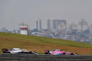 Esteban Ocon, Racing Point Force India VJM11 et Sergey Sirotkin, Williams FW41 