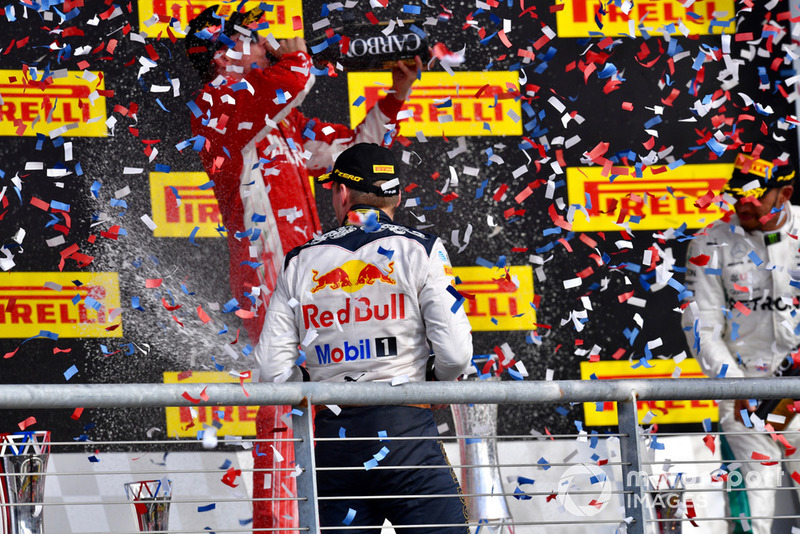 Макс Ферстаппен, Red Bull Racing, святкує з шампанським на подіумі