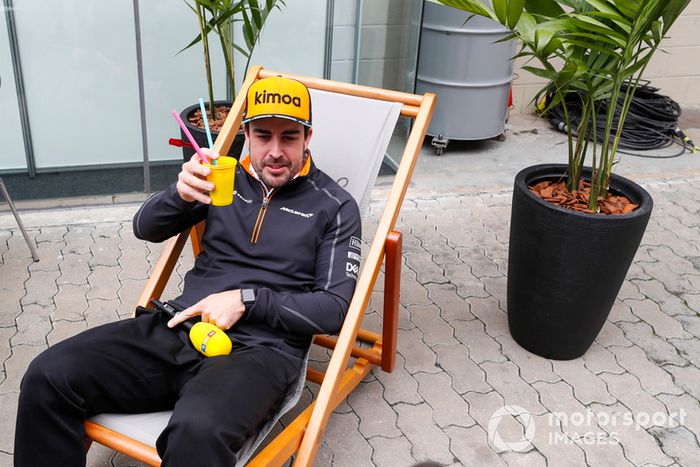 Fernando Alonso, McLaren, toma una bebida para RTL