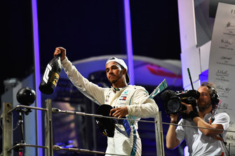 Lewis Hamilton, Mercedes AMG F1, festeggia sul podio, con il trofeo
