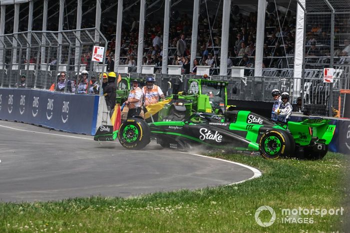 Zhou Guanyu, Stake F1 Team Kick Sauber C44, en la hierba tras caerse en la sesión