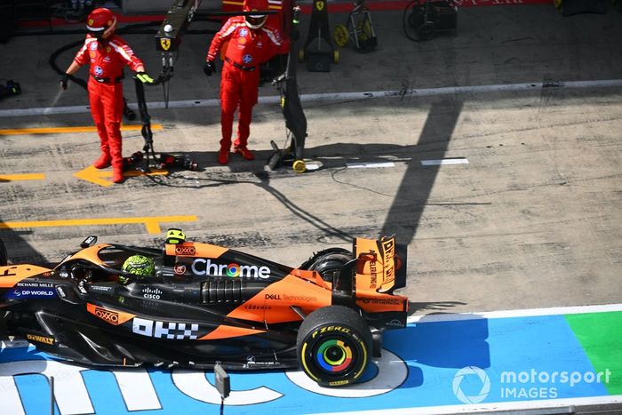 Lando Norris, McLaren MCL38, se retira de la carrera con un pinchazo trasero y daños tras el contacto con Max Verstappen, Red Bull Racing RB20, mientras luchaban por el liderato.