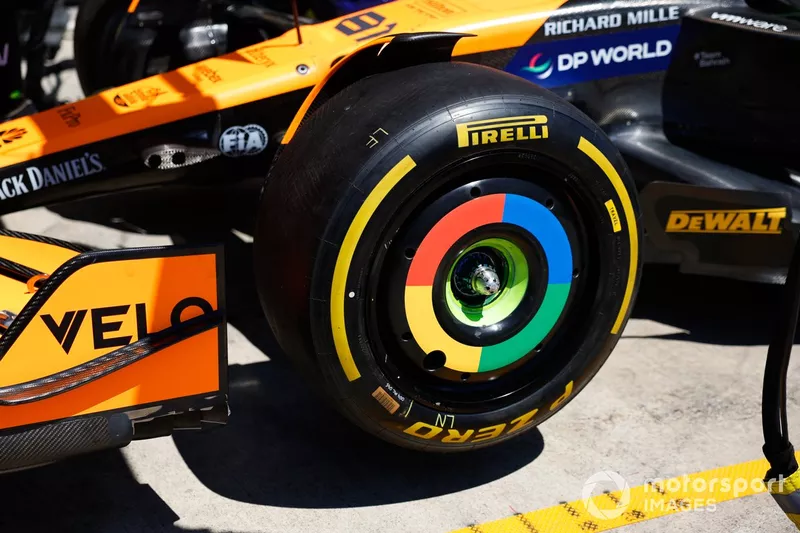Pneus Pirelli P Zero Medium sur la McLaren MCL38