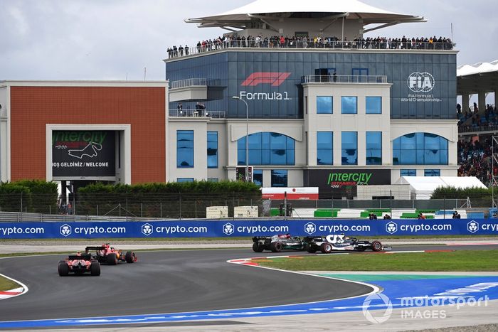 Pierre Gasly, AlphaTauri AT02, Lewis Hamilton, Mercedes W12, Charles Leclerc, Ferrari SF21, Carlos Sainz Jr., Ferrari SF21