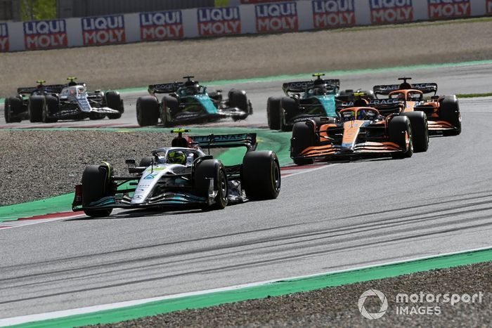 Lewis Hamilton, Mercedes W13, Lando Norris, McLaren MCL36, Daniel Ricciardo