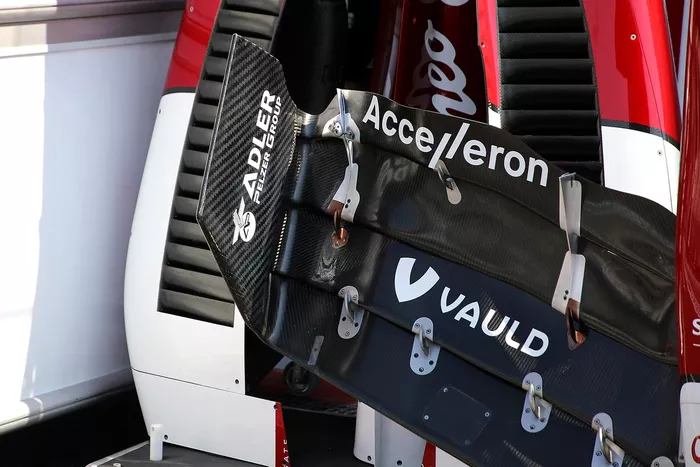 Detalle del alerón delantero del Alfa Romeo C42