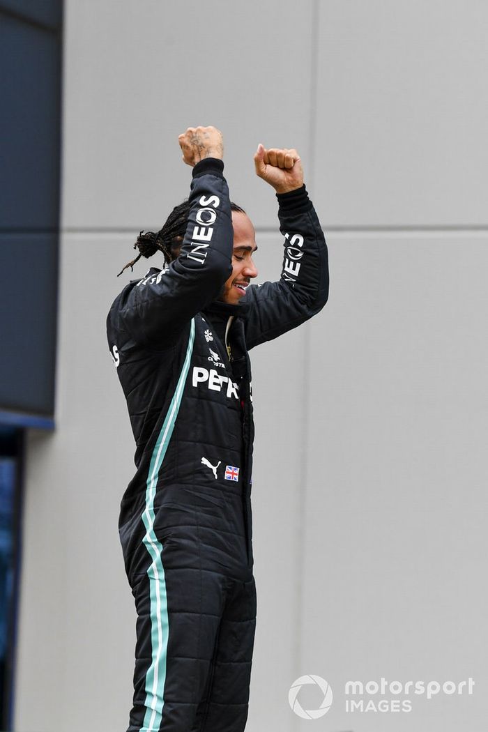 Lewis Hamilton, Mercedes-AMG F1, celebra en Parc Ferme después de asegurar su séptimo campeonato mundial