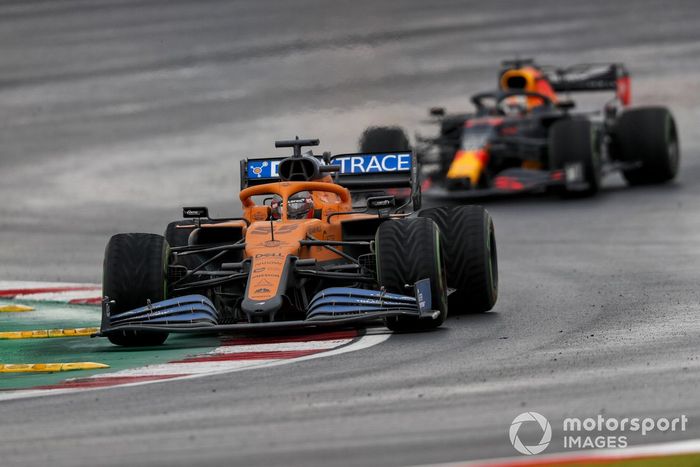 Carlos Sainz Jr., McLaren MCL35, Max Verstappen, Red Bull Racing RB16