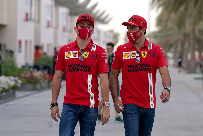 Charles Leclerc (180 cm) y Carlos Sainz (178 cm), pilotos de Ferrari.