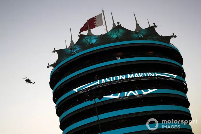 La marca Aston Martin en un edificio del circuito