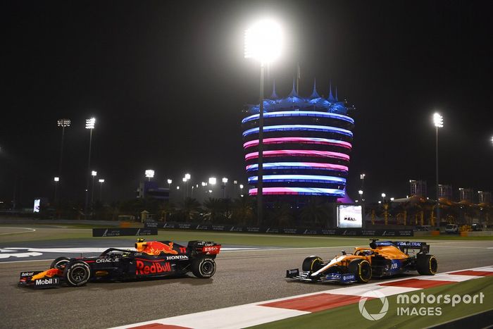 Sergio Pérez, Red Bull Racing RB16B, Daniel Ricciardo, McLaren MCL35M
