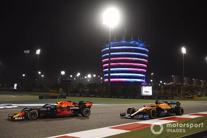 Sergio Pérez, Red Bull Racing RB16B, Daniel Ricciardo, McLaren MCL35M