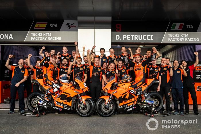 Danilo Petrucci, KTM Tech3, Iker Lecuona, KTM Tech3 con el equipo