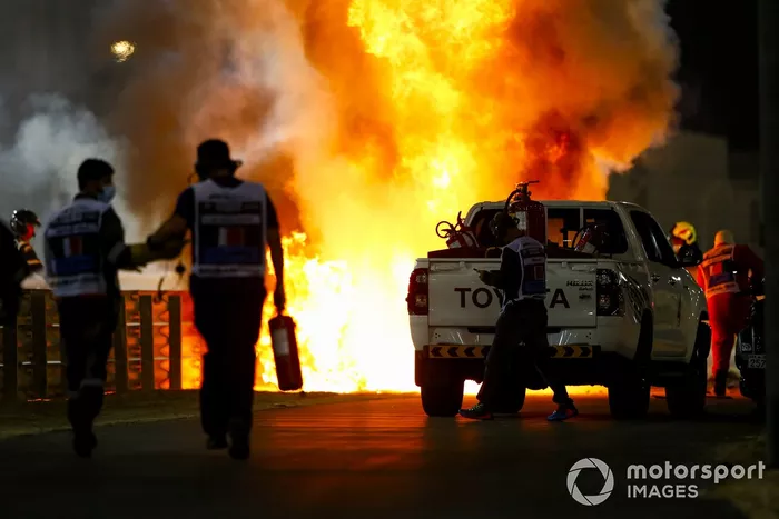 Oficiales de pista apagan el fuego del monoplaza de Romain Grosjean, Haas VF-20