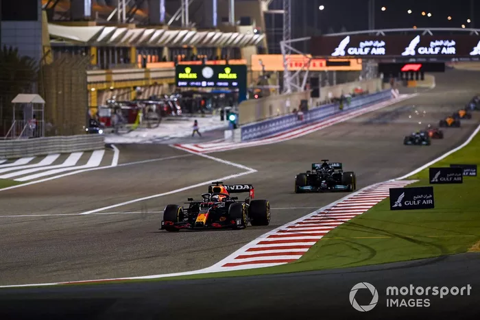 Max Verstappen, Red Bull Racing RB16B, Lewis Hamilton, Mercedes W12