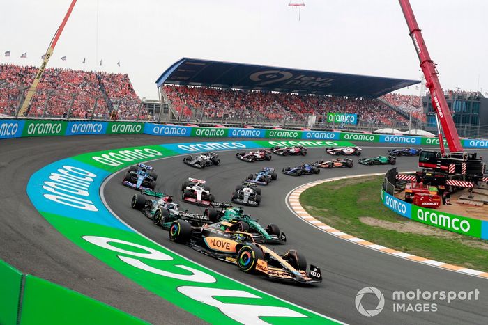 Daniel Ricciardo, McLaren MCL36, Lance Stroll, Aston Martin AMR22, George Russell, Mercedes W13, Mick Schumacher, Haas VF-22, el resto en la primera vuelta