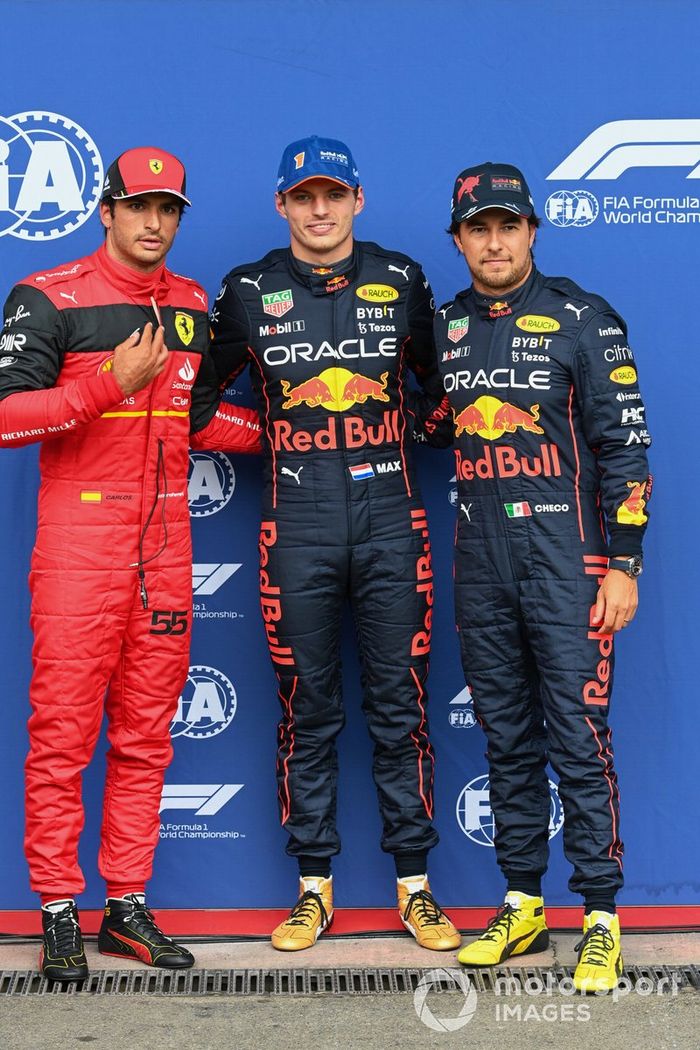 El top 3 de la clasificación: Carlos Sainz, Ferrari, Max Verstappen, Red Bull Racing y Sergio Pérez, Red Bull Racing