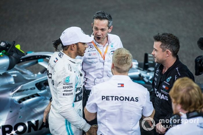 Lewis Hamilton, Mercedes AMG F1, 1ª posición, celebra con sus compañeros después de la carrera