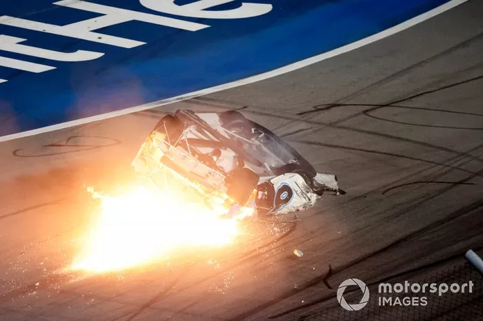 El accidente de Ryan Newman, Roush Fenway Racing, Ford Mustang Koch Industries en la última vuelta
