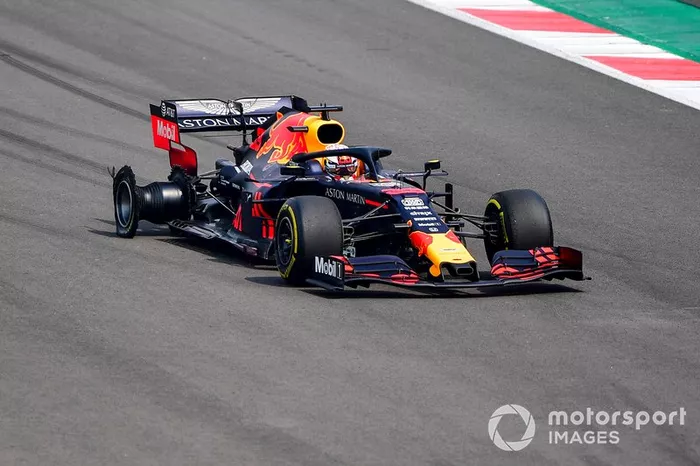 Max Verstappen, Red Bull Racing RB15, se dirige a los boxes con un pinchazo