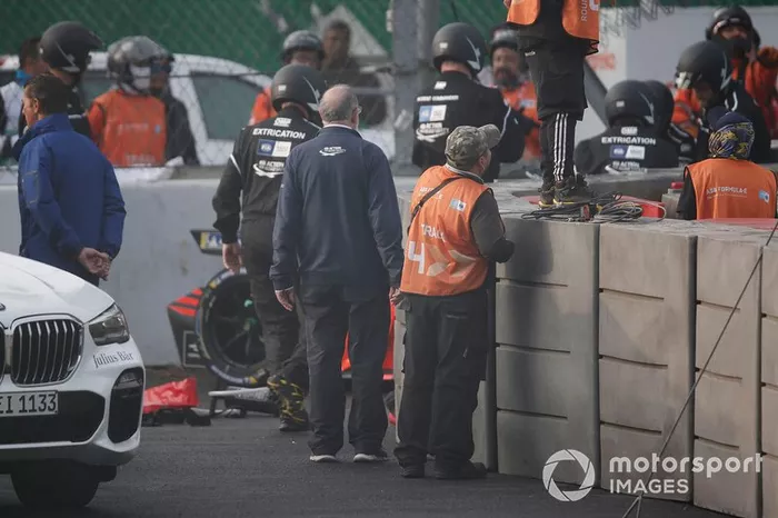 Il team di Extrication arriva per rimuovereDaniel Abt, Audi Sport ABT Schaeffler, Audi e-tron FE06 dalla sua macchina