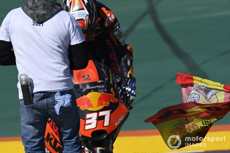 El ganador de la carrera y campeón del mundo Pedro Acosta, Red Bull KTM Ajo