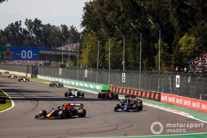 Sergio Pérez, Red Bull Racing RB16B, Pierre Gasly, AlphaTauri AT02, y Charles Leclerc, Ferrari SF21