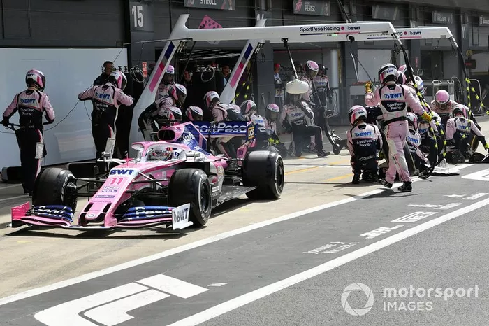 Sergio Pérez, Racing Point RP19, sale de su pit box después de una parada