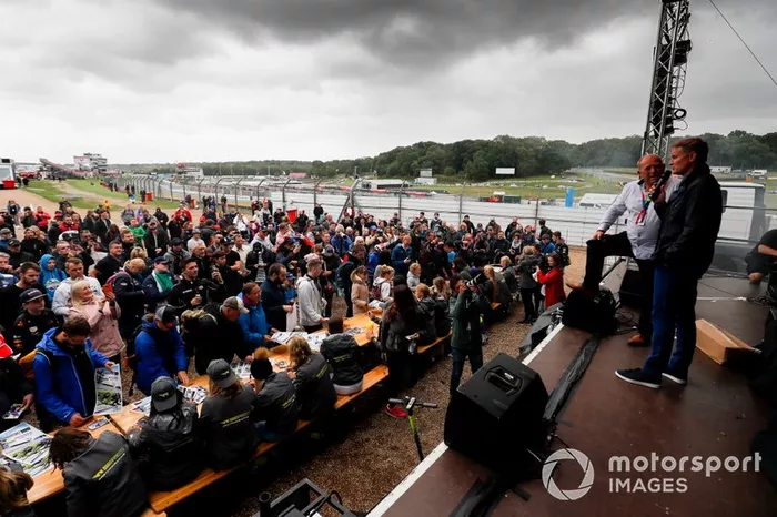 David Coulthard en el escenario en la sesión de firma de autógrafos de los pilotos