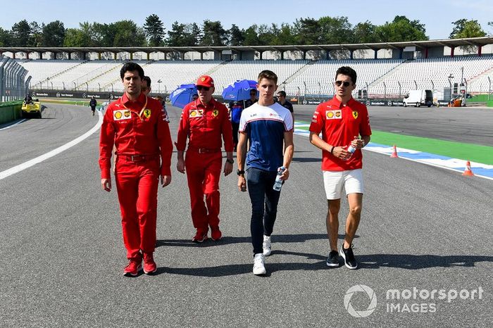 Charles Leclerc, Ferrari recorre la pista con su hermano Arthur Leclerc y sus mecánicos