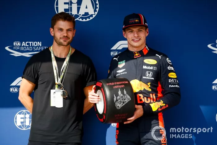 Max Verstappen, Red Bull Racing recibe el premio Pirelli Pole Position de manos de Jeremy Irvine, Actor  