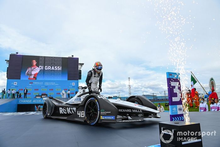 Tercer lugar Edoardo Mortara, Venturi Racing, Silver Arrow 02 en Parc Ferme
