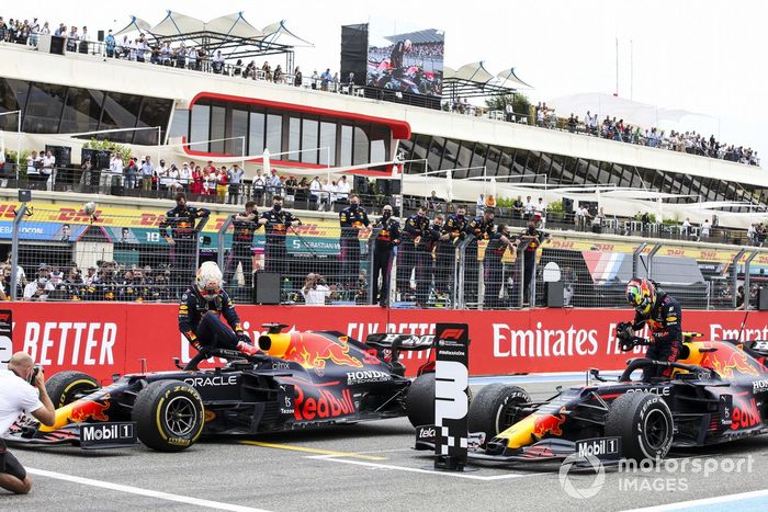 Max Verstappen, Red Bull Racing, 1ª posición, y Sergio Pérez, Red Bull Racing, 3ª posición, llegan al Parc Ferme