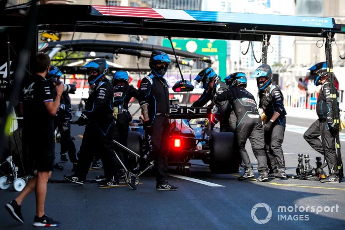 Esteban Ocon, Alpine A521, en pits