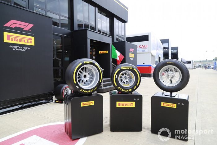 En exhibición la evolución de los neumáticos Pirelli a lo largo de los años, fuera de la zona de hospitalidad de Pirelli