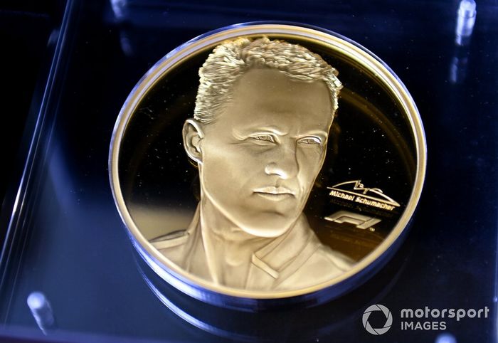 Un medallón de Michael Schumacher
