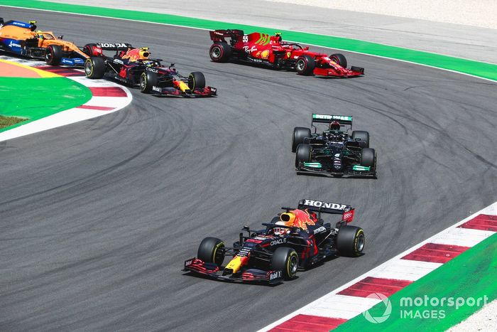 Max Verstappen, Red Bull Racing RB16B, Lewis Hamilton, Mercedes W12, Sergio Pérez, Red Bull Racing RB16B, Carlos Sainz Jr., Ferrari SF21, Lando Norris, McLaren MCL35M