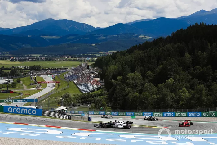 Yuki Tsunoda, AlphaTauri AT02, Carlos Sainz Jr., Ferrari SF21, y Sebastian Vettel, Aston Martin AMR21