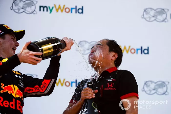 Podio: Toyoharu Tanabe, F1 Director Honda, ganador de la carrera Max Verstappen, Red Bull Racing