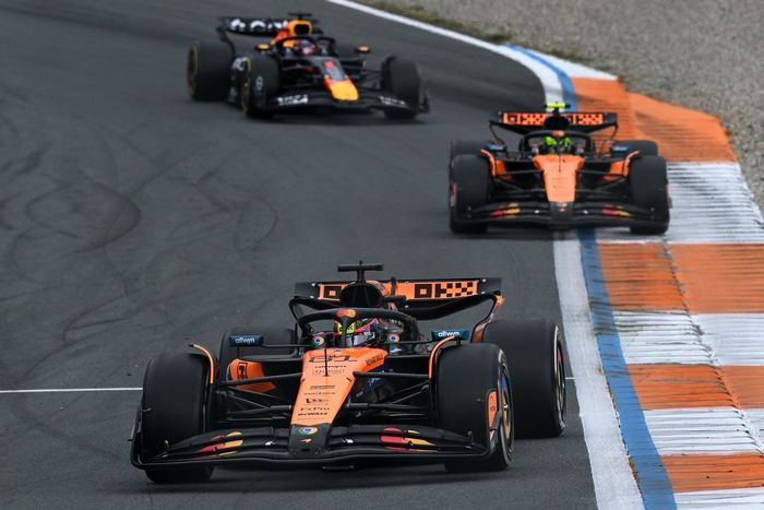 Lando Norris, McLaren, Oscar Piastri, McLaren, Max Verstappen, Red Bull Racing