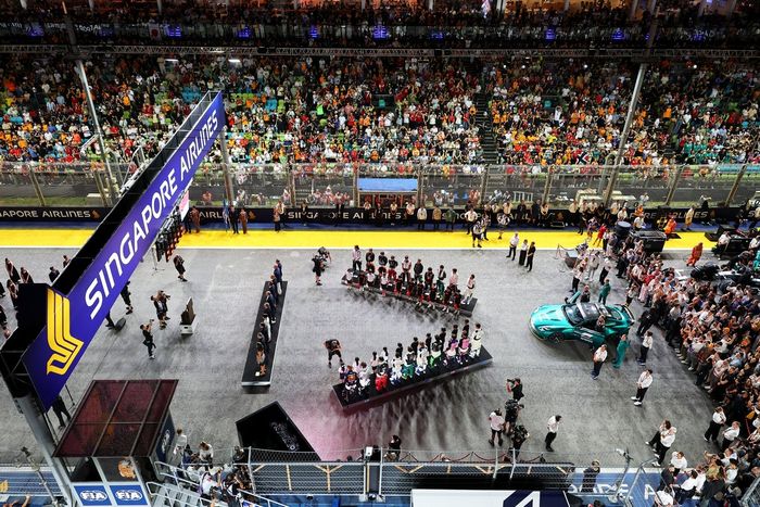 La ajetreada parrilla previa a la carrera durante el Gran Premio de F1 de Singapur 