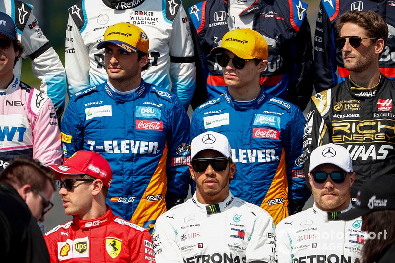 Carlos Sainz Jr., McLaren, Lando Norris, McLaren, Romain Grosjean, Haas F1, Sebastian Vettel, Ferrari, Lewis Hamilton, Mercedes AMG F1, y Valtteri Bottas, Mercedes AMG F1