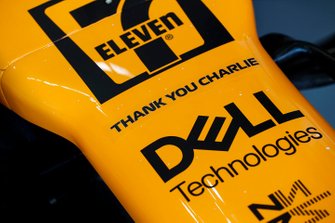 Eerbetoon aan Charlie Whiting, racedirecteur FIA, op de neus van de McLaren MCL34