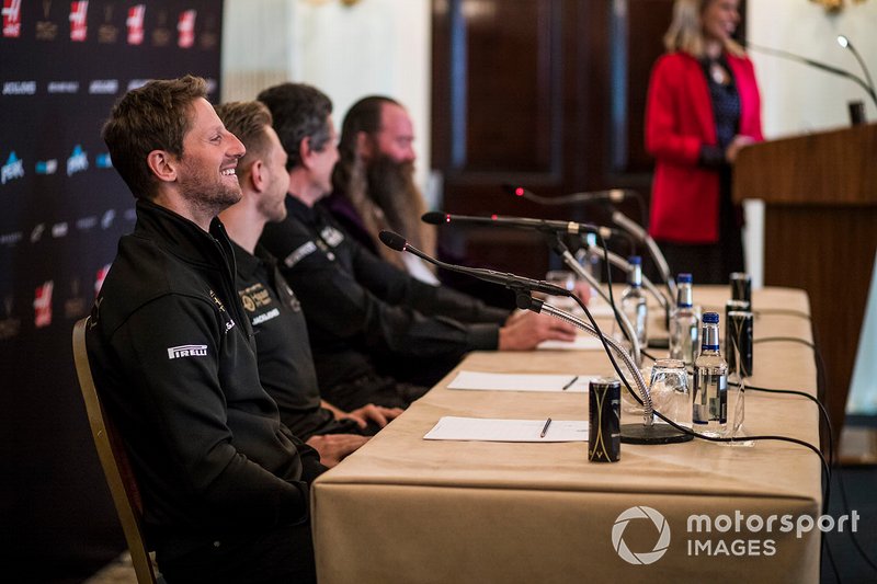 Romain Grosjean, Haas F1 Team, Kevin Magnussen, Haas F1 Team, Guenther Steiner, Team Principal, Haas F1 e William Storey, CEO Rich Energy, durante la conferenza stampa